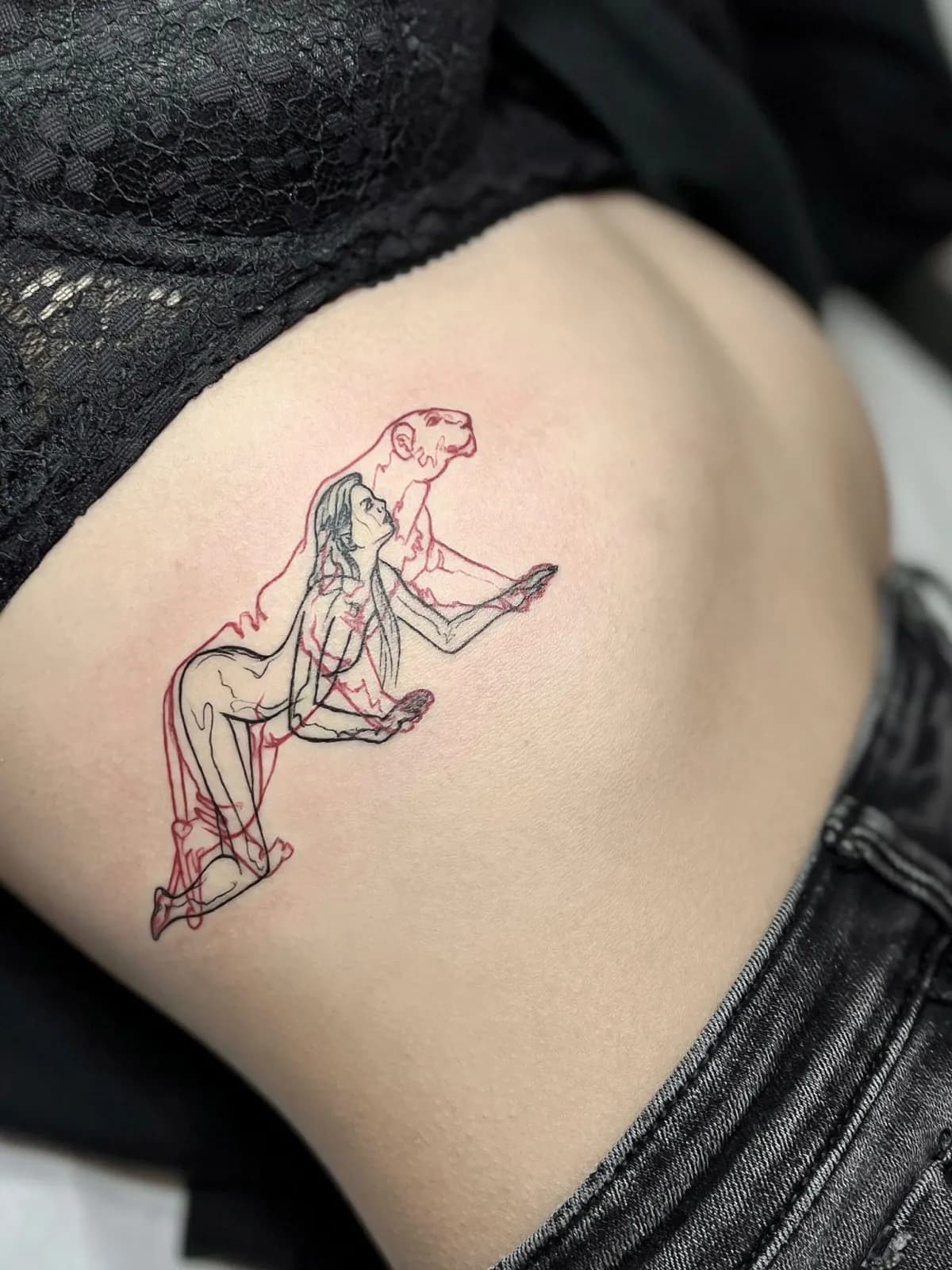 Tatuaj contur realizat la Madiny Tattoo București