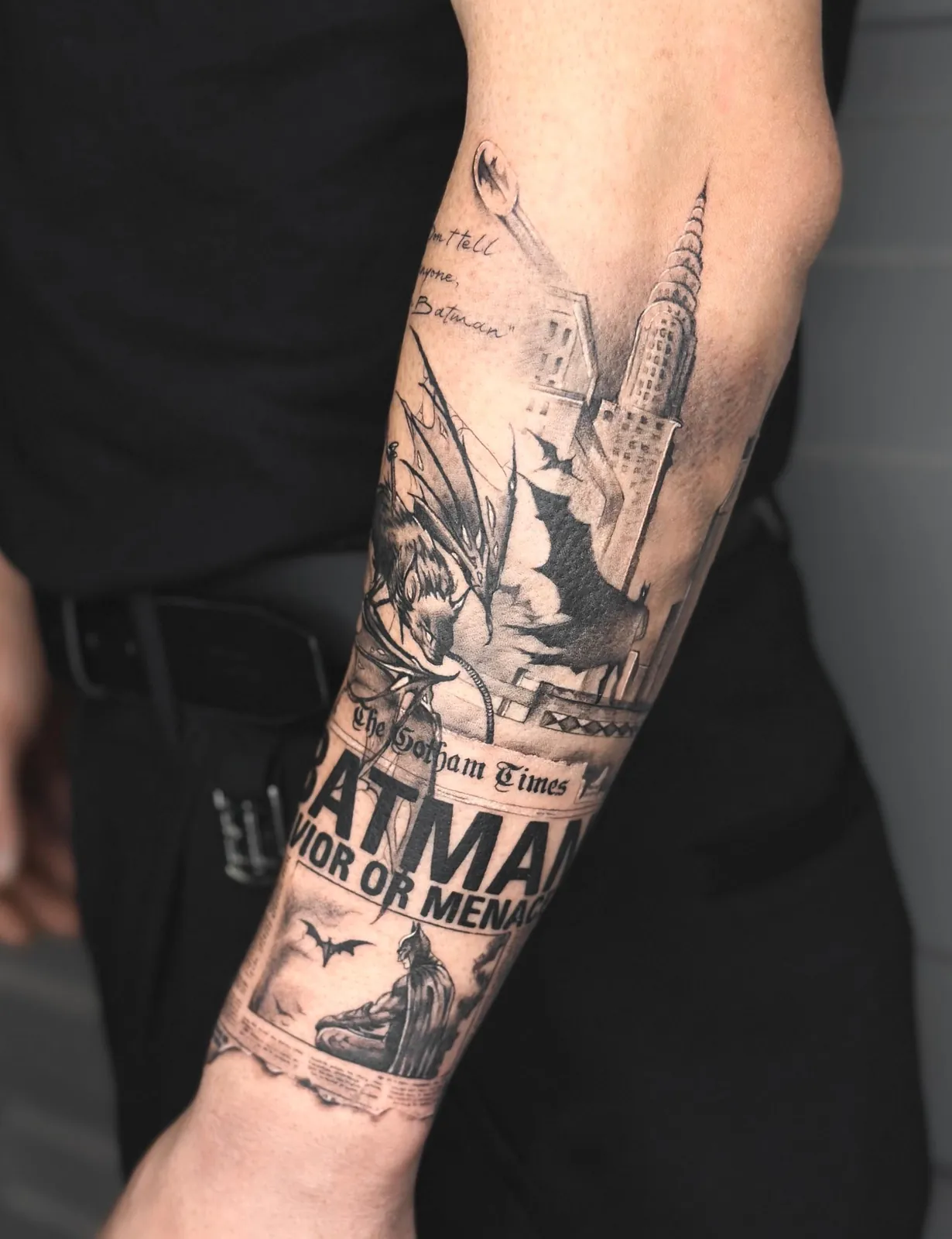 Tatuaj mânecă alb-negru cu Batman, zgârie-nori și un ziar cu titlul Gotham Times