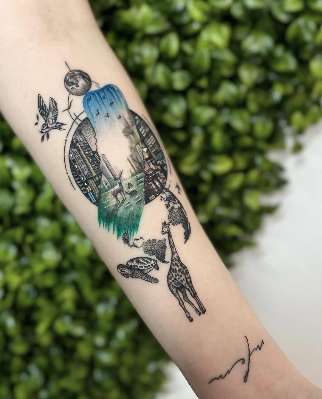 Colaj de micro-tatuaje alb-negru pe antebraț