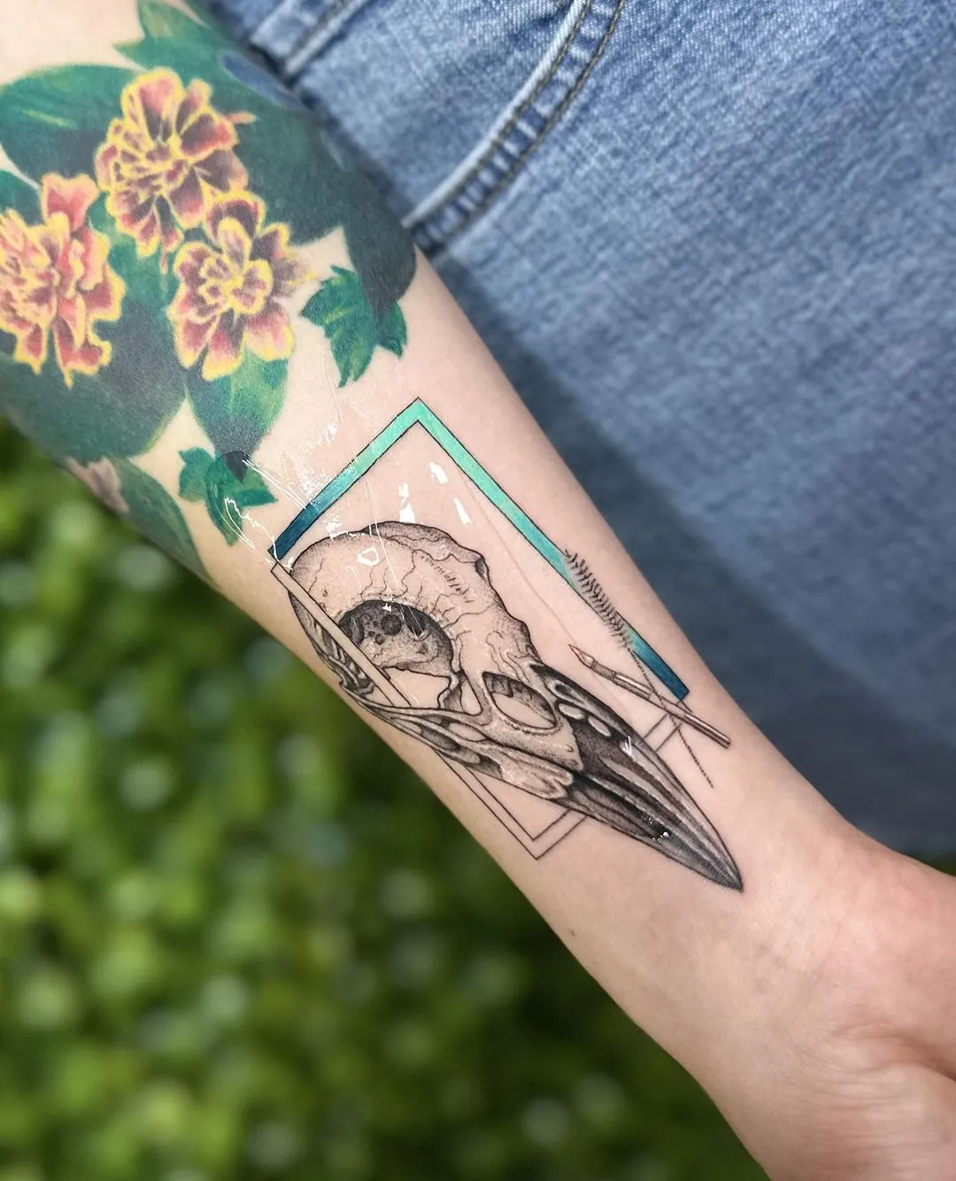 Tatuaj blackwork pe antebraț cu un craniu de animal într-o compoziție geometrică