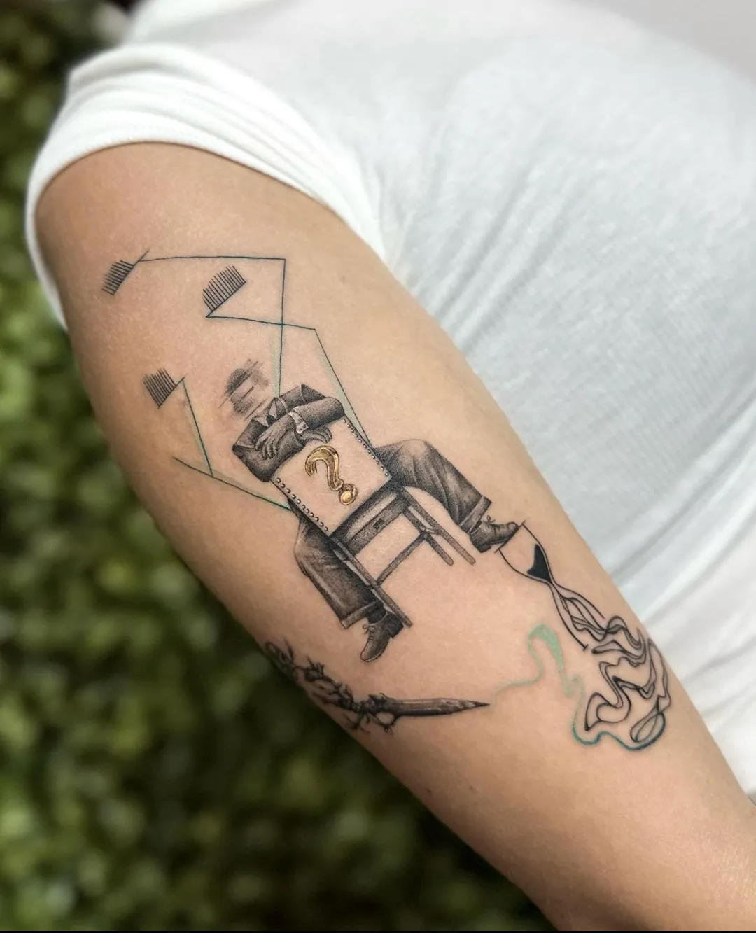 Tatuaj fine line pe braț cu o scenă abstractă