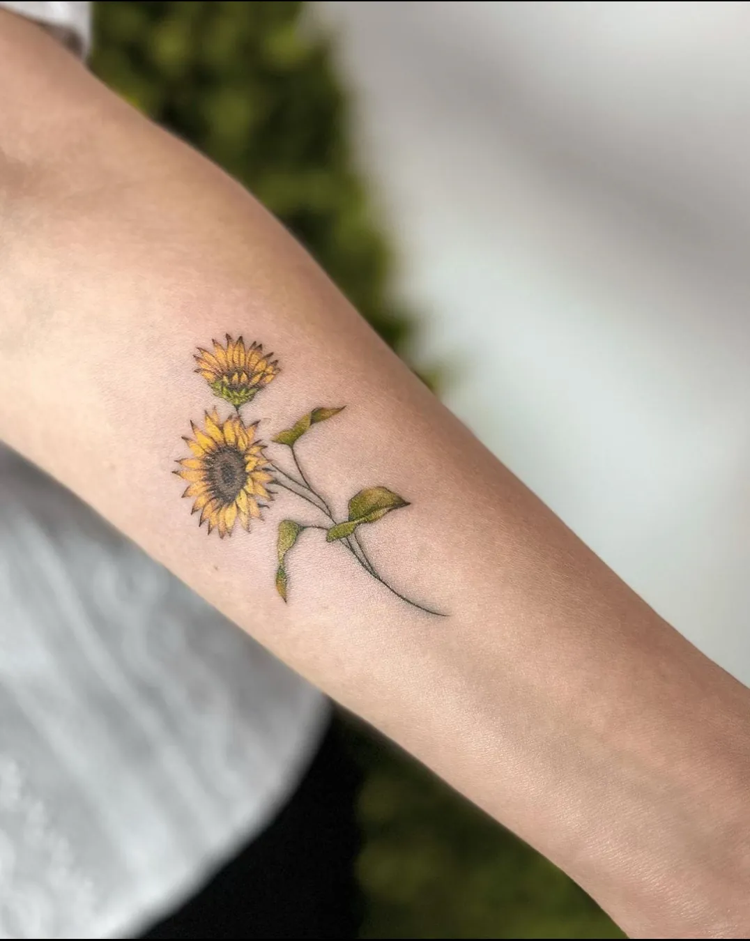 Tatuaj fine line pe antebraț cu floarea-soarelui