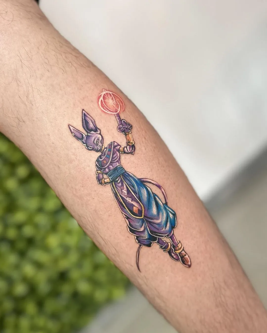 Tatuaj color pe braț cu un gândac stilizat