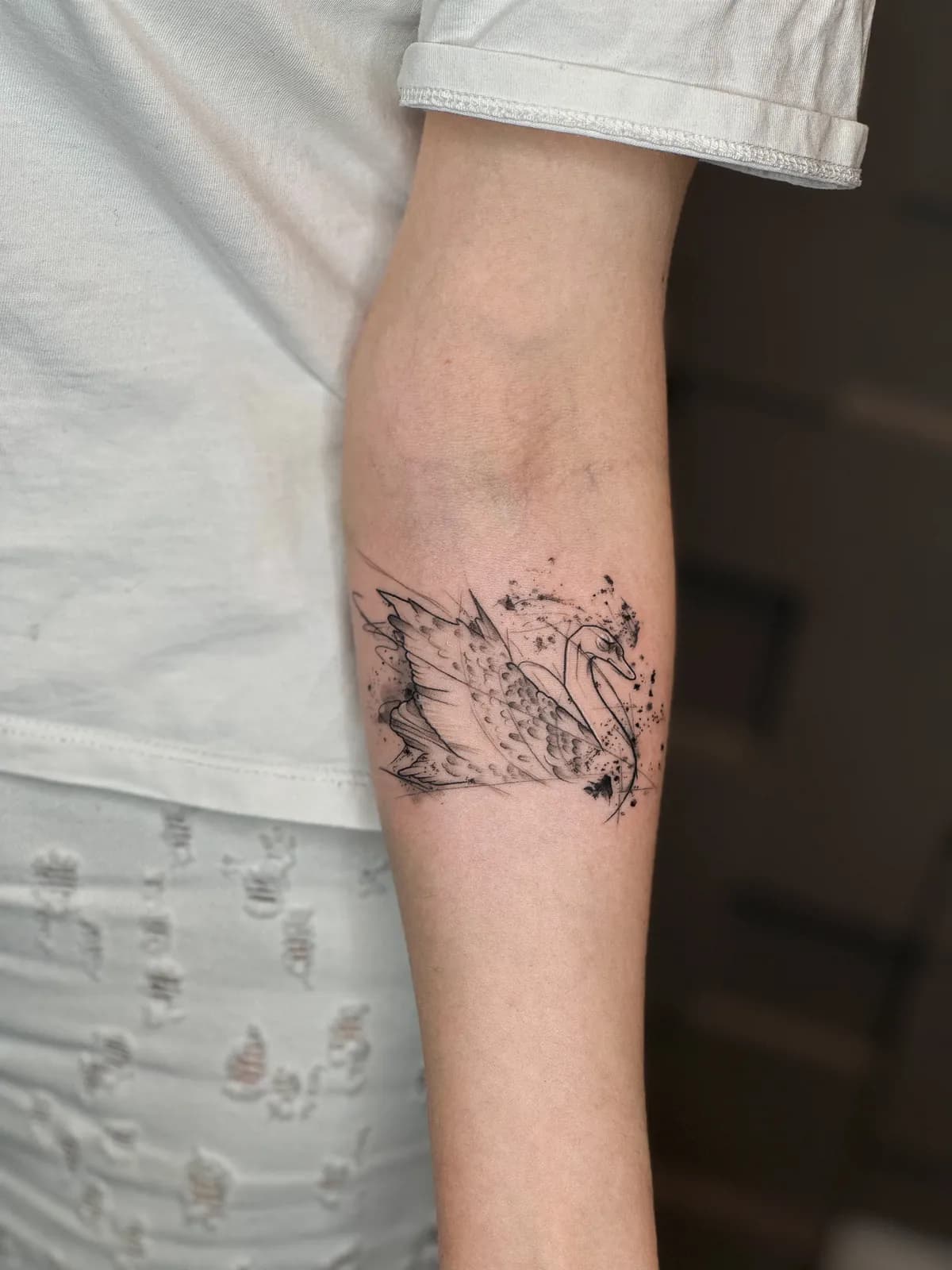 Tatuaj în stil schiță pe antebraț cu o lebădă