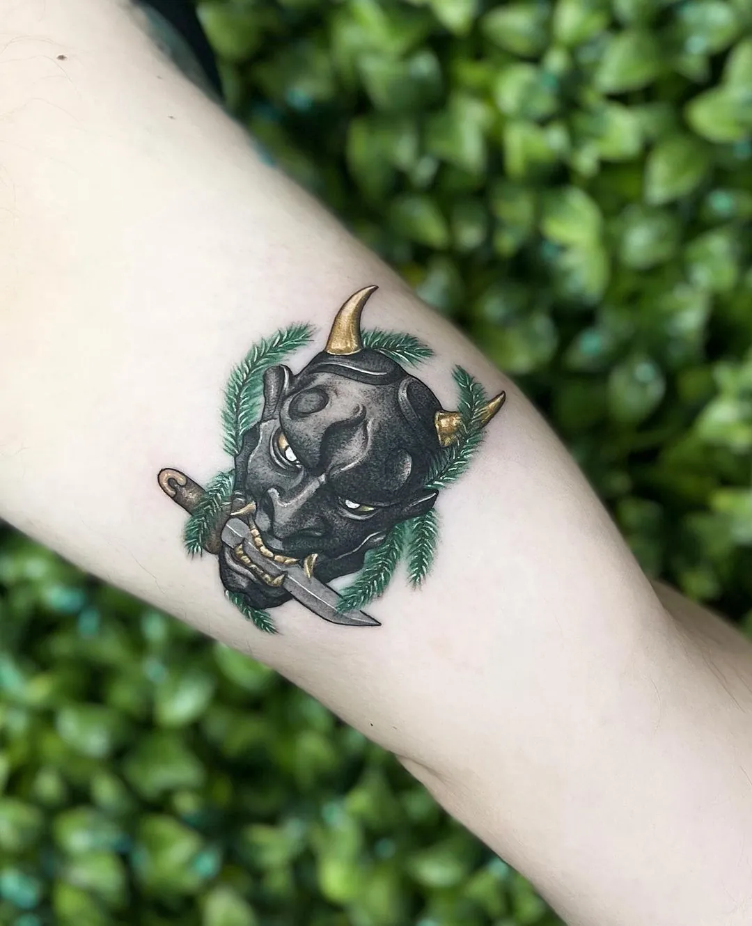 Tatuaj color pe antebraț cu o mască de demon oni