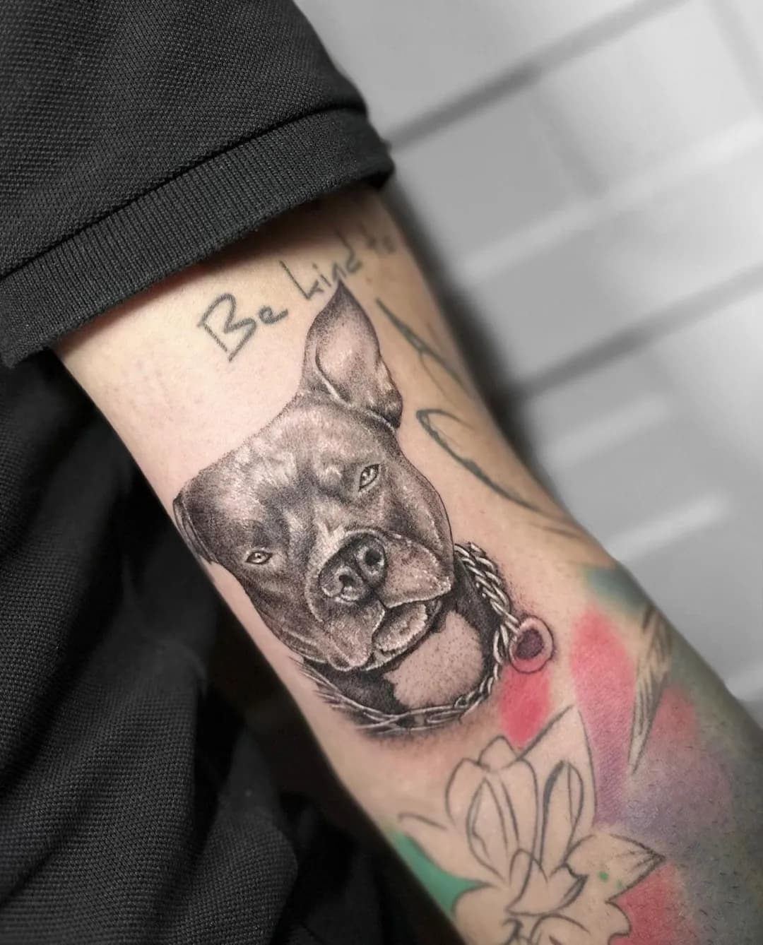 Tatuaj realist alb-negru pe antebraț cu portretul unui câine