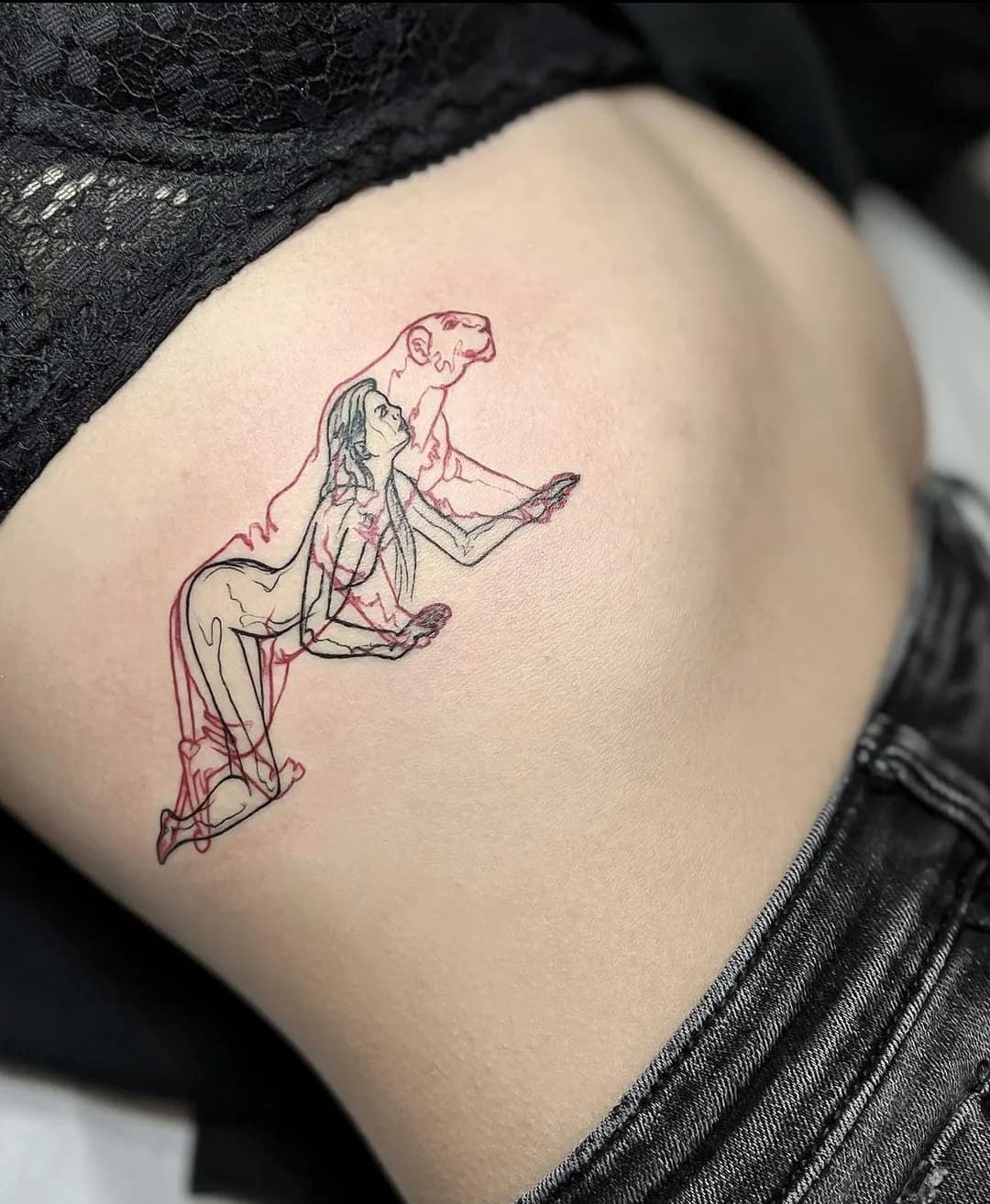 Tatuaj cu linii roșii pe coaste, siluetă feminină