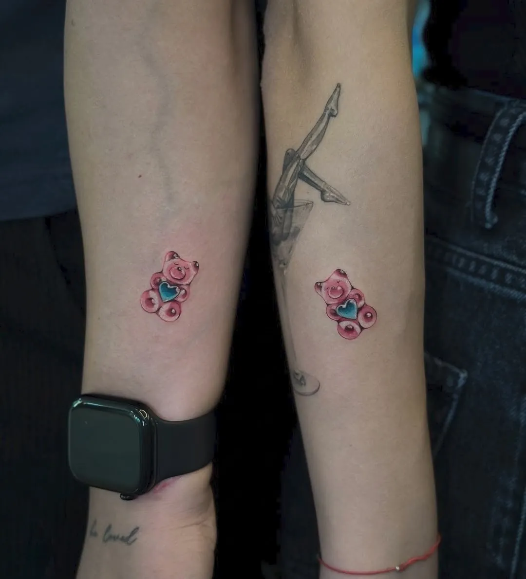 Tatuaje pereche pe antebrațe cu ursuleți de jeleu roz cu inimioară albastră